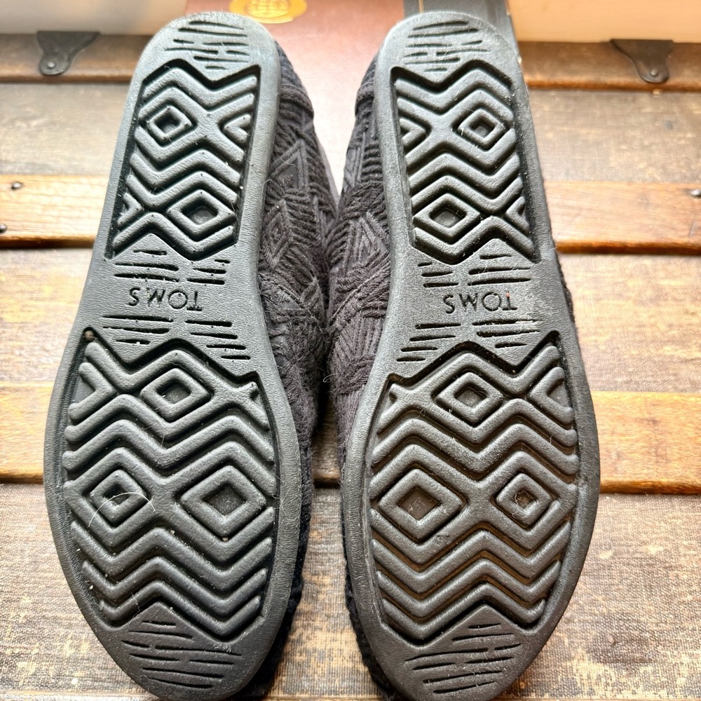 Toms Alpargata Black Geometric Lace Slip On Flats - Women’s Size 9 - Picture 3 of 5